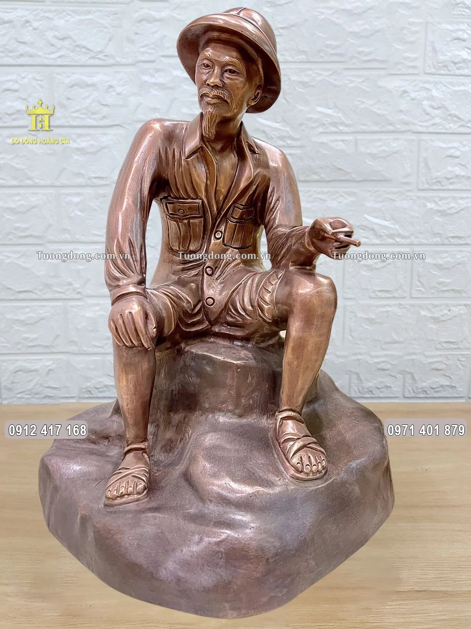 Tượng Bác Hồ Ngồi Ghế Đá Tay Cầm Điếu Thuốc Bằng Đồng Đỏ