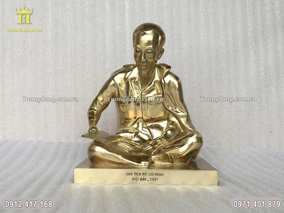 Tượng Bác ngồi làm việc được đúc bằng đồng vàng thanh khiết