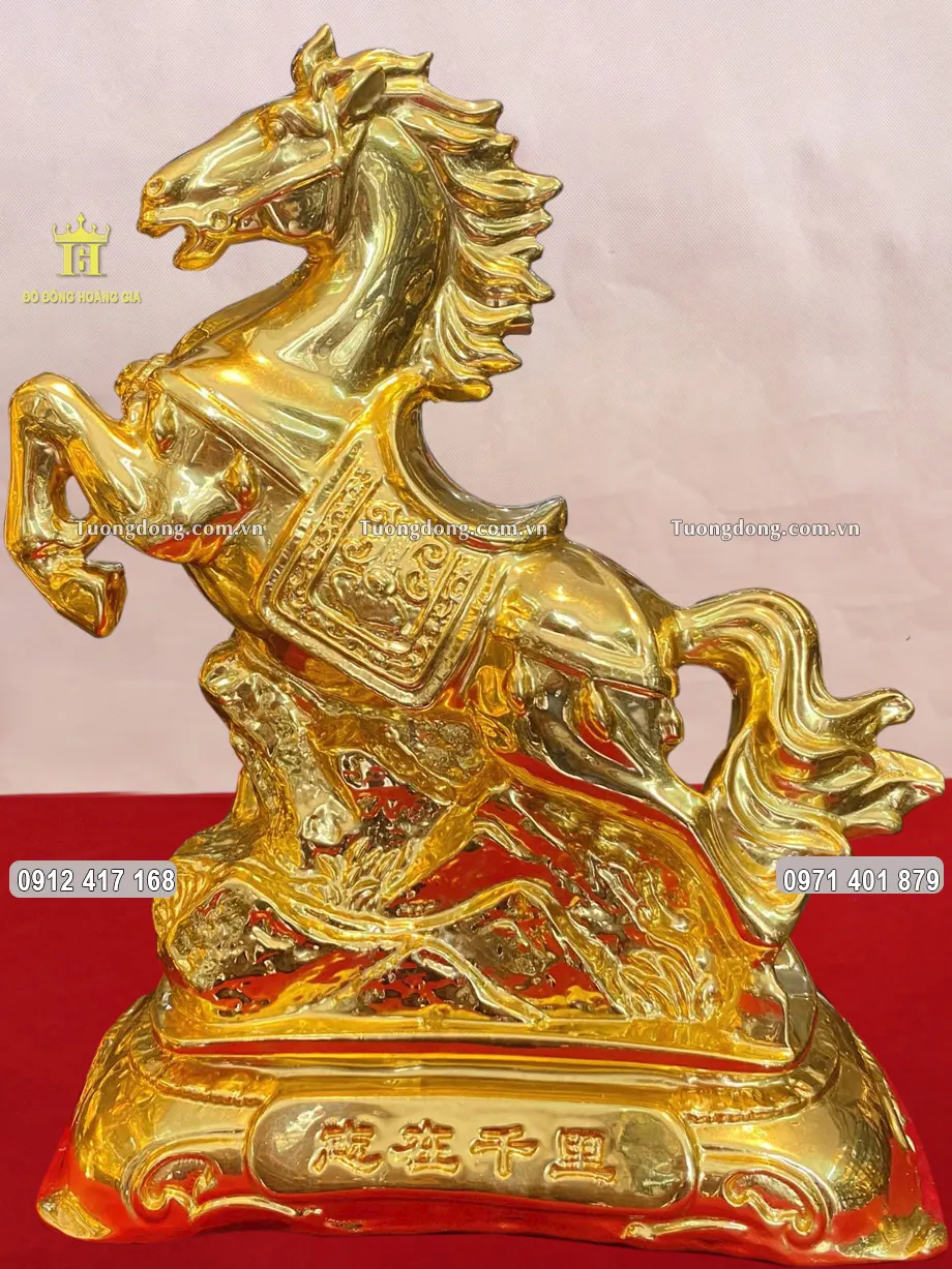 Tượng Con Ngựa Đứng Trên Ngọn Núi Trùng Điệp Dát Vàng 24K