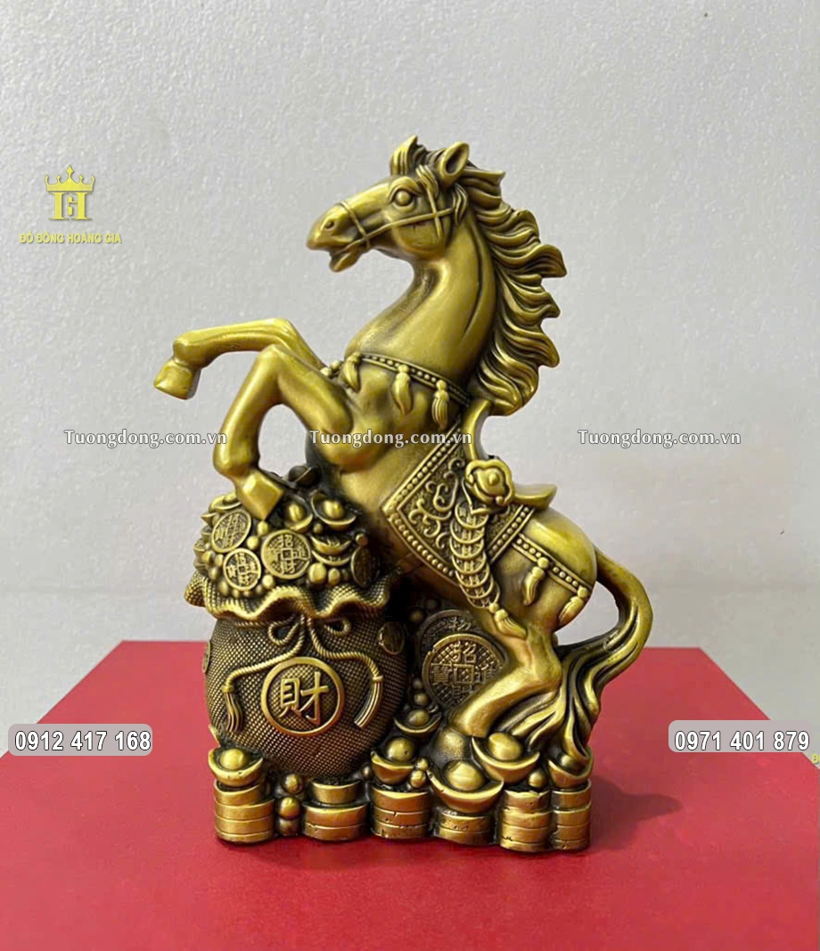 Tượng Ngựa Đứng Trên Túi Tiền Bằng Đồng Vàng Cao 32Cm