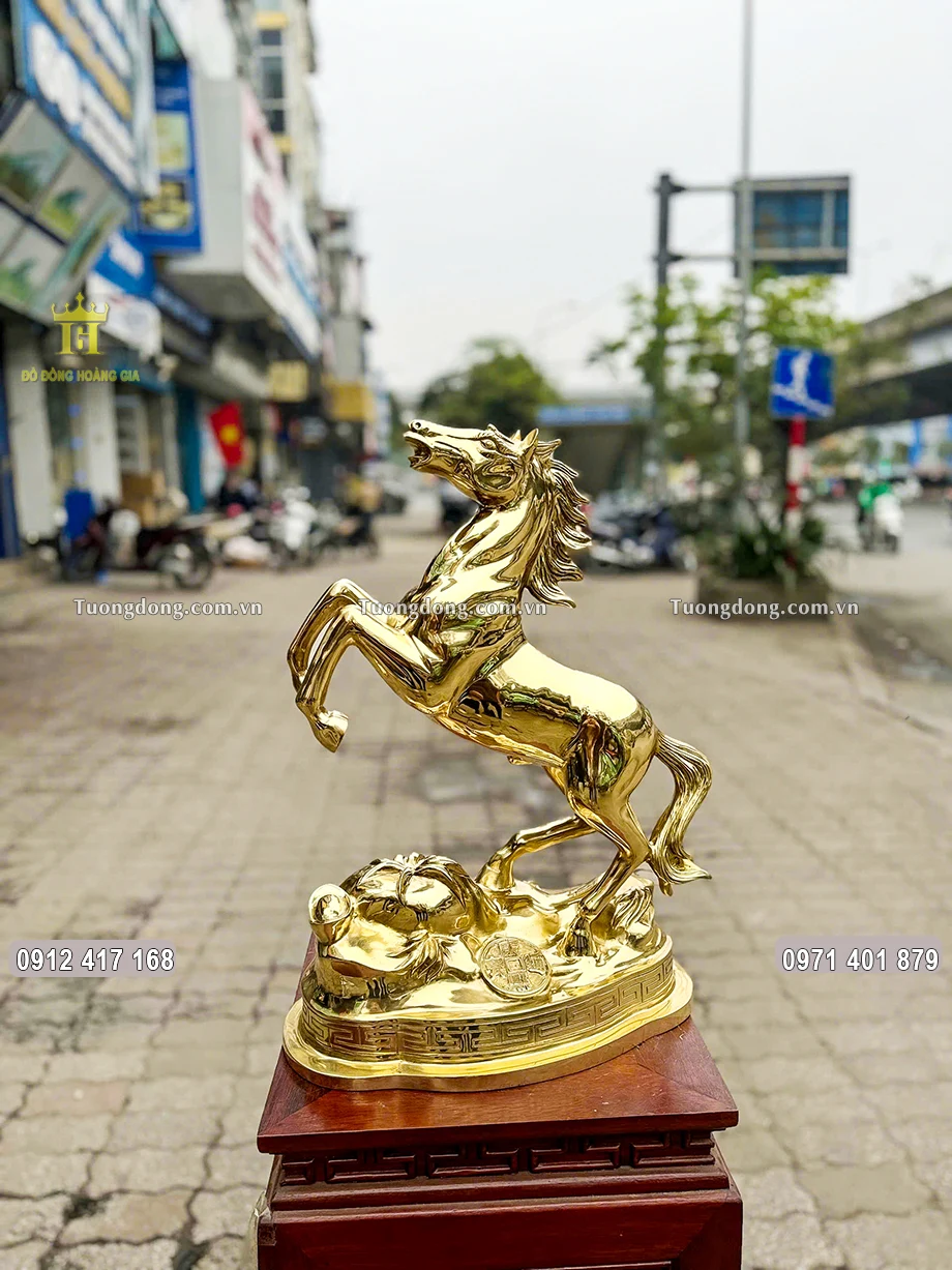 Linh vật ngựa được đúc theo dáng ngựa hí