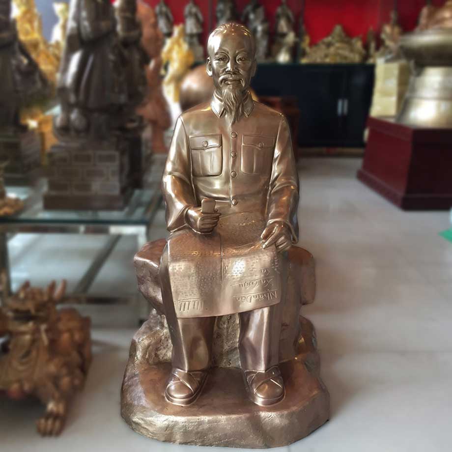 Tượng Bác Hồ Ngồi Đọc Báo Bằng Đồng Đỏ Cao 81Cm