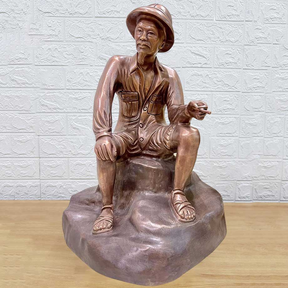 Tượng Bác Hồ Ngồi Ghế Đá Tay Cầm Điếu Thuốc Bằng Đồng Đỏ