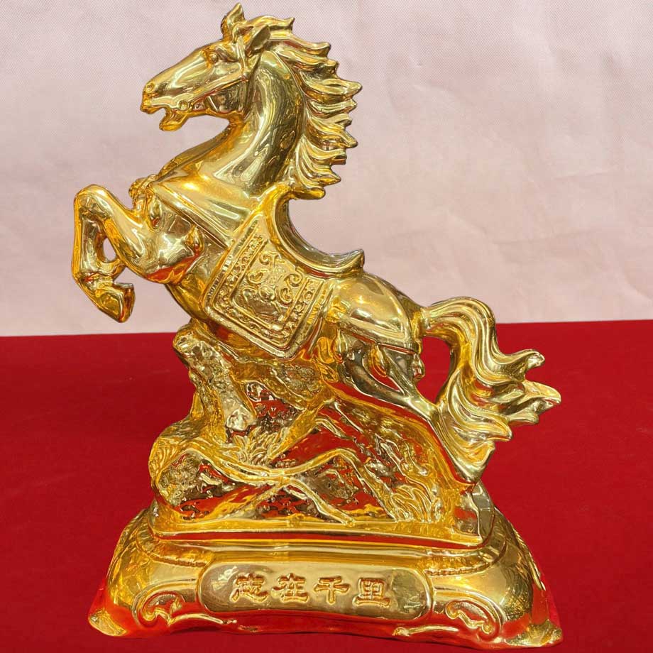 Tượng Con Ngựa Đứng Trên Ngọn Núi Trùng Điệp Dát Vàng 24K