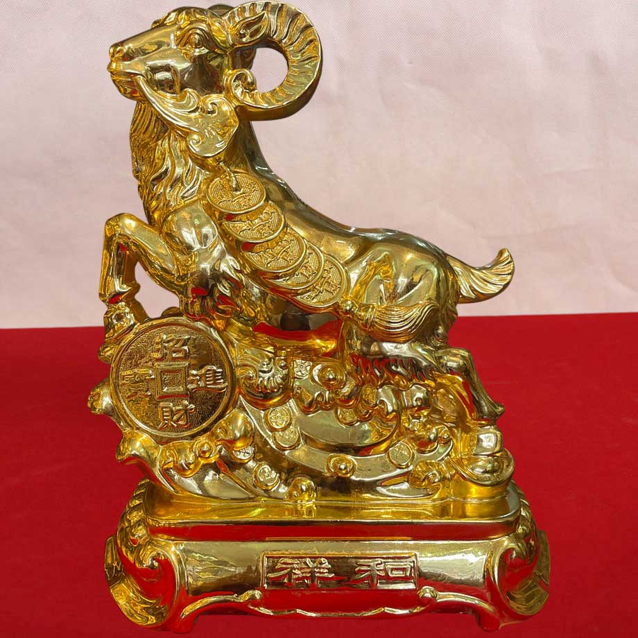 Tượng Dê Phong Thủy Ngậm Dây Tiền Dát Vàng 24K