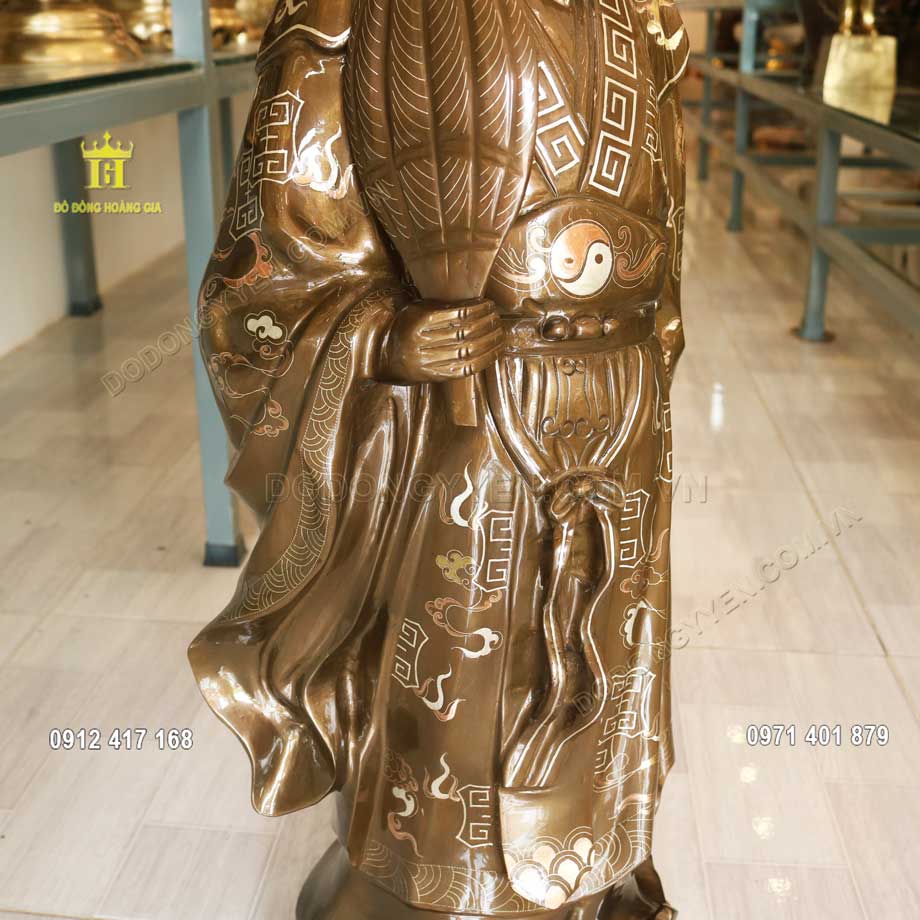 Từng đường nét trên pho tượng Khổng Minh được nghệ nhân chế tác tỉ mỉ
