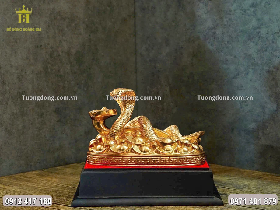Toàn bộ bề mặt vật phẩm đều được dát vàng 9999 vô cùng sang trọng
