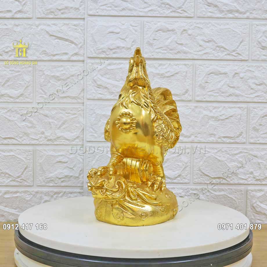 Bề mặt tượng gà được dát vàng 24K sang trọng và nổi bật