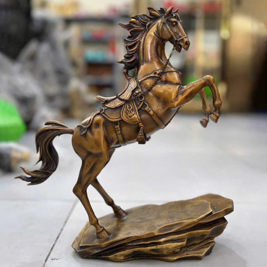 Tượng Ngựa Chiến Bằng Đồng Vàng Hun Nâu Giả Cổ