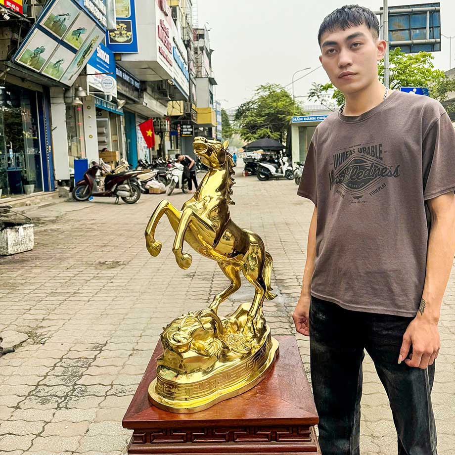 Tượng Ngựa Hí Bằng Đồng Vàng Cao 60Cm